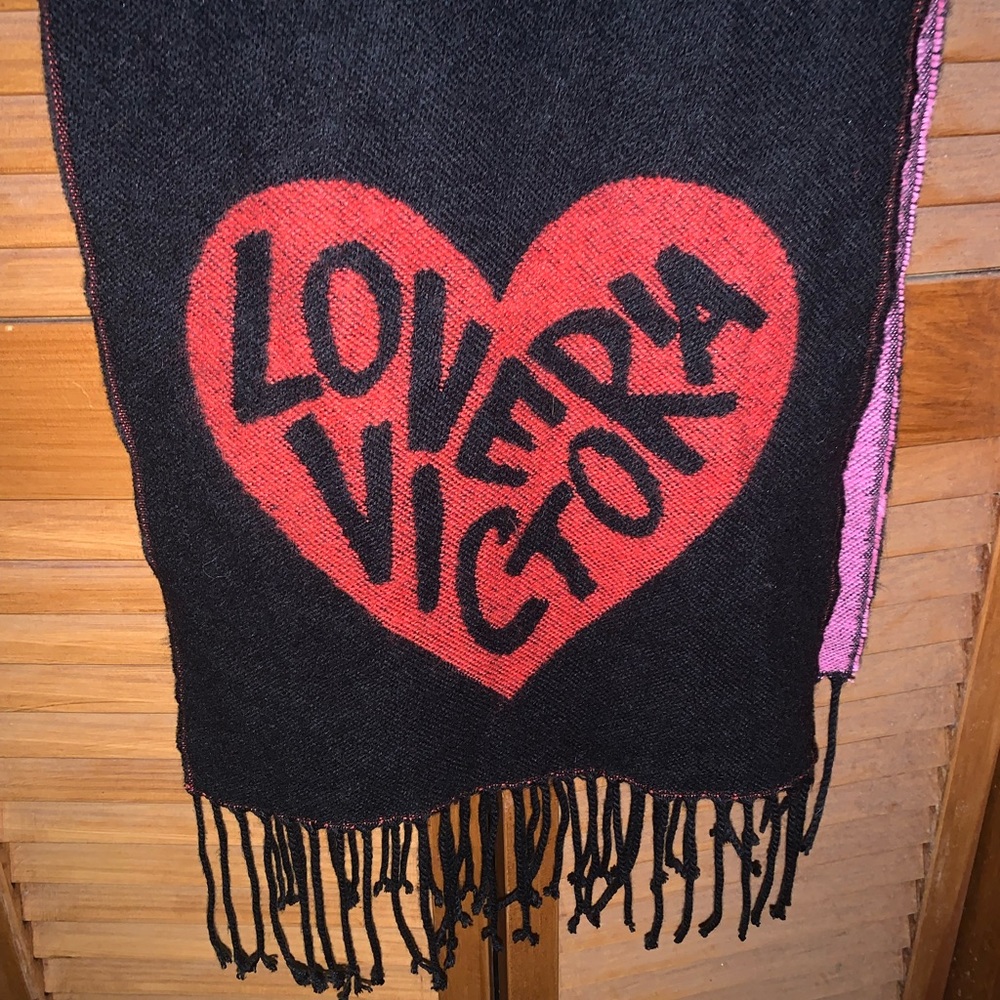 VS Scarf. 🧣❤️ - Picture 3 of 4